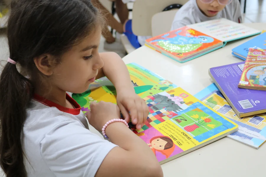 Criciúma lidera acesso à educação no Sul em ranking nacional Uma aluna, com uniforme escolar, em uma sala de aula de Criciúma, simbolizando o sucesso do município no acesso à educação.
