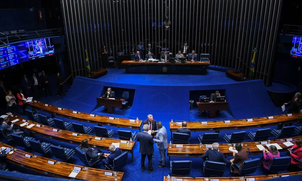 Cuidados Paliativos PL avança para garantir dignidade a pacientes Sessão Plenária no Congresso Nacional (Senado), com parlamentares e assessores reunidos, durante o debate e votação do PL sobre Cuidados Paliativos.