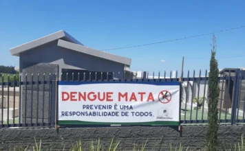 Dengue: Vigilância atua em cemitérios de Morro da Fumaça Faixa de alerta "Dengue Mata - Prevenir é uma responsabilidade de todos" instalada no portão de um cemitério em Morro da Fumaça, como reforço da campanha antes do Dia de Finados.
