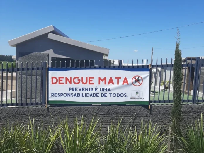 Dengue Vigilância atua em cemitérios de Morro da Fumaça Faixa de alerta "Dengue Mata - Prevenir é uma responsabilidade de todos" instalada no portão de um cemitério em Morro da Fumaça, como reforço da campanha antes do Dia de Finados.