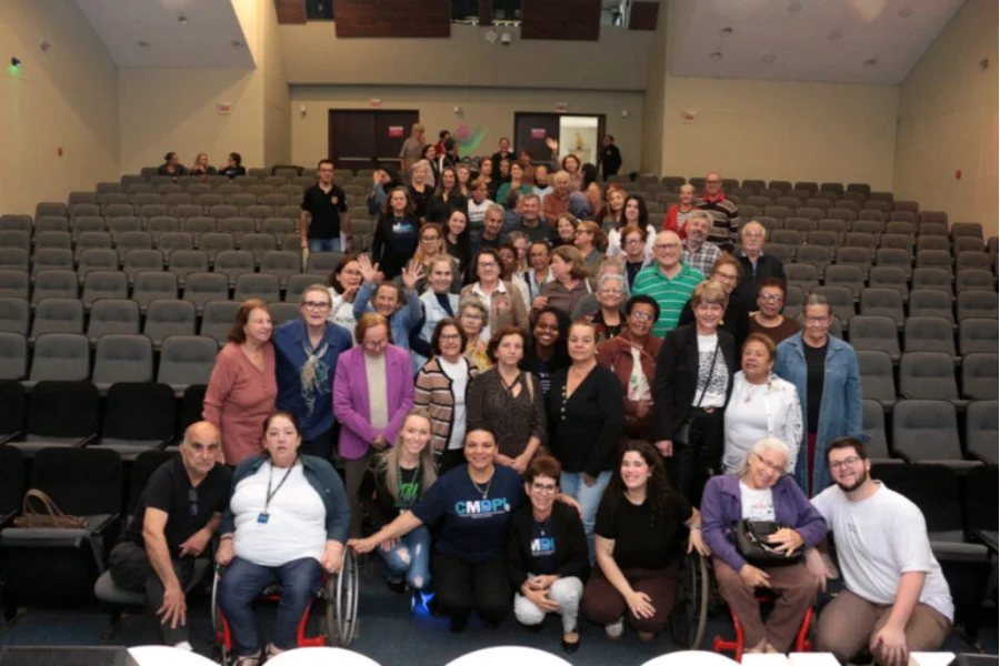Dia do Idoso em Criciúma é marcado por evento na Unesc Idosos na plateia do Auditório Ruy Hülse, na Unesc, assistindo às palestras sobre envelhecimento sadio e prevenção de violência durante o evento de comemoração do Dia do Idoso.