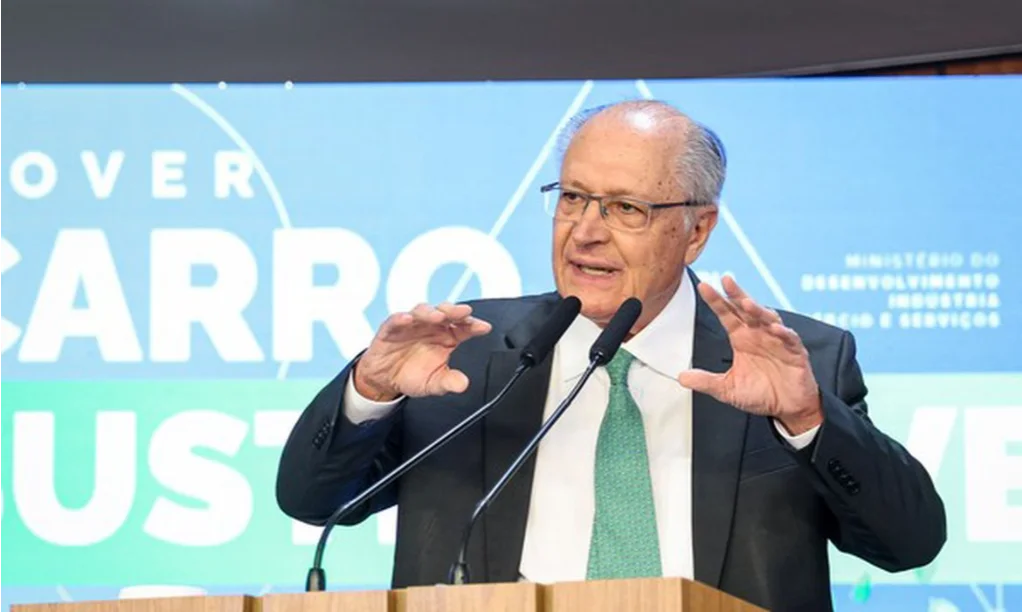 Diálogo Alckmin celebra encontro entre Lula e Trump Geraldo Alckmin em pronunciamento público, em evento do Ministério do Desenvolvimento, Indústria e Serviços.