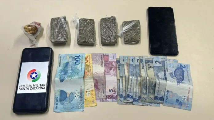 Dois homens são presos por tráfico em Orleans Drogas (maconha e crack) e dinheiro apreendidos pela Polícia Militar em abordagem de tráfico em Orleans.