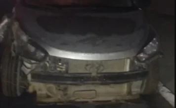 Dois são presos em Araranguá após roubar idoso e levar carro Frente de um carro roubado e recuperado em Araranguá, mostrando o para-choque e a lataria danificados após perseguição ou acidente.