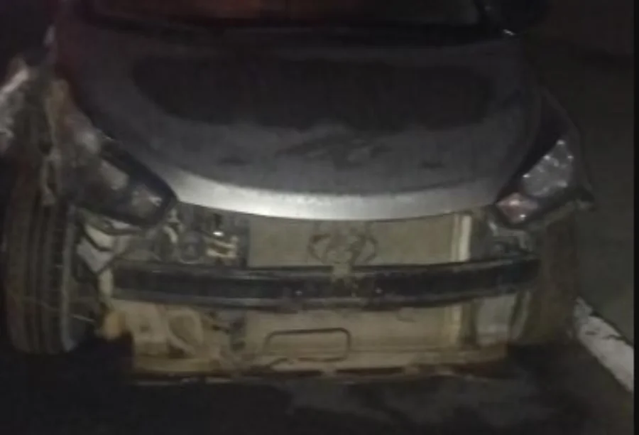 Frente de um carro roubado e recuperado em Araranguá, mostrando o para-choque e a lataria danificados após perseguição ou acidente.