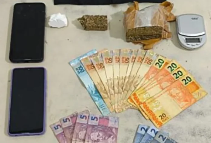 Dois são presos por tráfico em Balneário Arroio do Silva Material apreendido pela Polícia em Balneário Arroio do Silva: balança de precisão, celulares, dinheiro em espécie (notas de R$ 100, R$ 50, R$ 20, R$ 5 e R$ 2) e diferentes tipos de drogas, após prisão por tráfico.