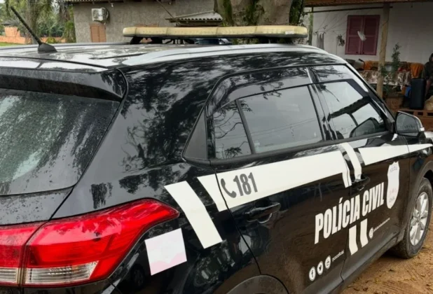 Close-up na viatura preta da Polícia Civil de Santa Catarina, identificada com o número 181, símbolo da operação que prendeu dupla por furto no Sul de SC.