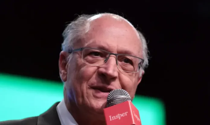 EUA reduzem tarifas sobre produtos brasileiros (1) O vice-presidente e ministro Geraldo Alckmin discursa em um púlpito, gesticulando para a plateia durante um evento oficial.