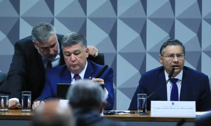 Ex-procurador usa habeas corpus e se cala na CPMI Ex-procurador do INSS, Virgílio Antônio Ribeiro de Oliveira Filho, em sessão da CPMI, acompanhado por seu advogado, ilustrando seu silêncio com habeas corpus.