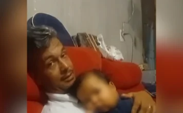 Família em Araranguá clama por ajuda após corte de benefício O pai, Rodrigo, segura seu filho de seis meses no colo, em Araranguá, no apelo por ajuda após o corte de seu benefício.