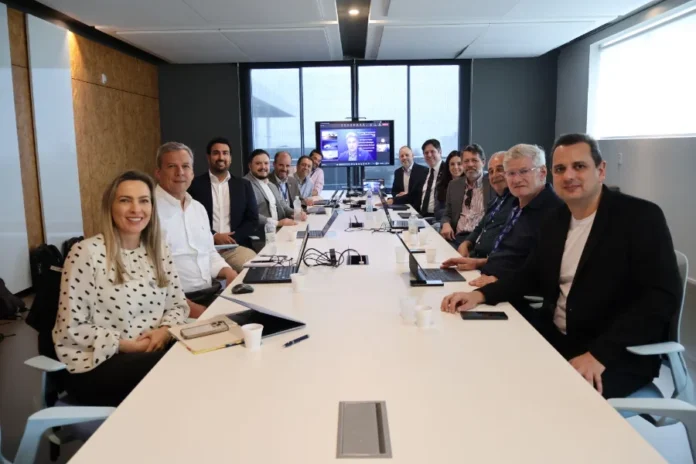 Fapesc e Embraer unem esforços por setor aeroespacial Representantes do Governo de SC, da Fapesc, do Sapiens Parque e da Embraer sentados em uma mesa de reunião, discutindo a criação do cluster aeroespacial em Florianópolis.