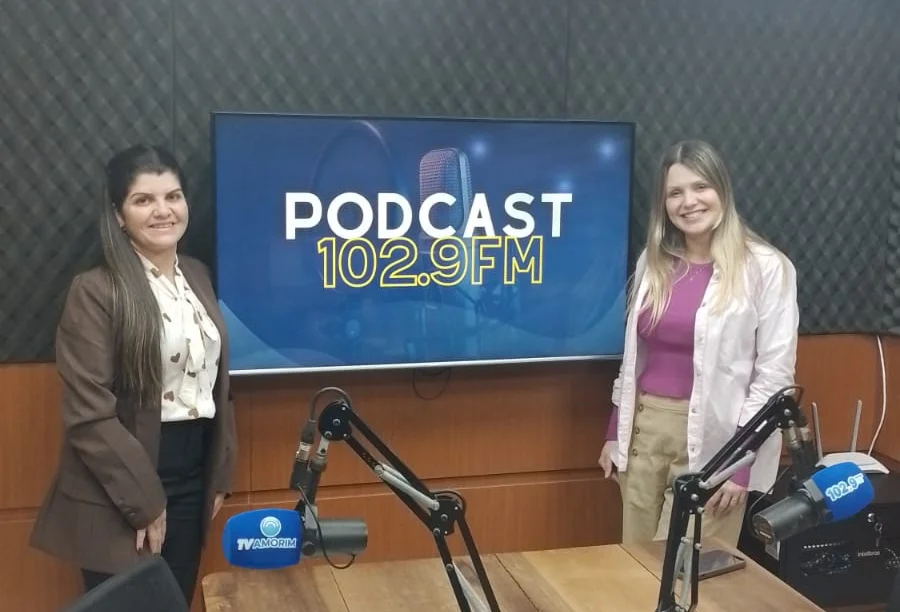 Representantes da Farmácia de Sombrio no estúdio para o Podcast 102.9 FM, promovendo tratamento personalizado.