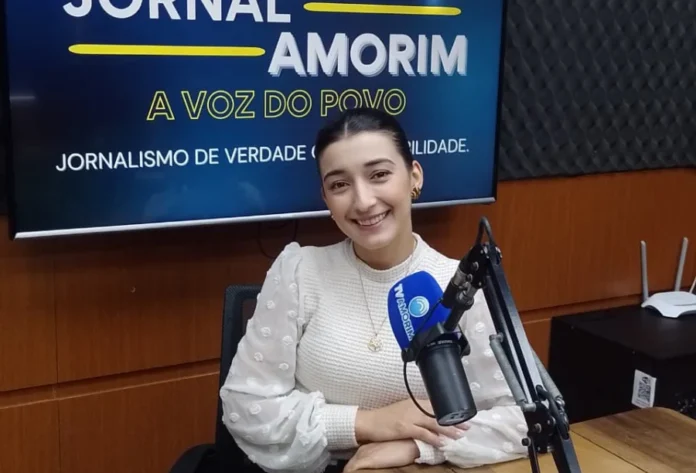 Fisioterapia pélvica e doula garantem parto com segurança Fisioterapeuta sorrindo durante entrevista no estúdio da TV Amorim/Jornal Amorim, debatendo os benefícios da fisioterapia pélvica e doula para o parto seguro.