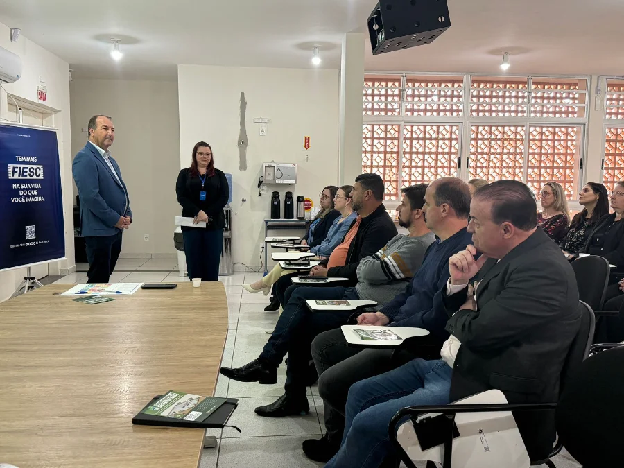 Forquilhinha e FIESC buscam R$ 1 milhão para projeto O vice-presidente da FIESC Regional Sul, Edilson Zanatta, discursando em um púlpito para empresários, durante a Roda de Conversa sobre o Fundo Social e a Lei da Reciclagem em Forquilhinha.