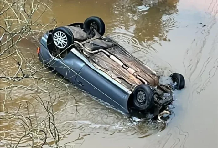 Forquilhinha_ Homem morre após carro cair de ponte em rio Carro tombado (virado de cabeça para baixo) submerso nas águas barrentas do rio em Forquilhinha, após cair da ponte.