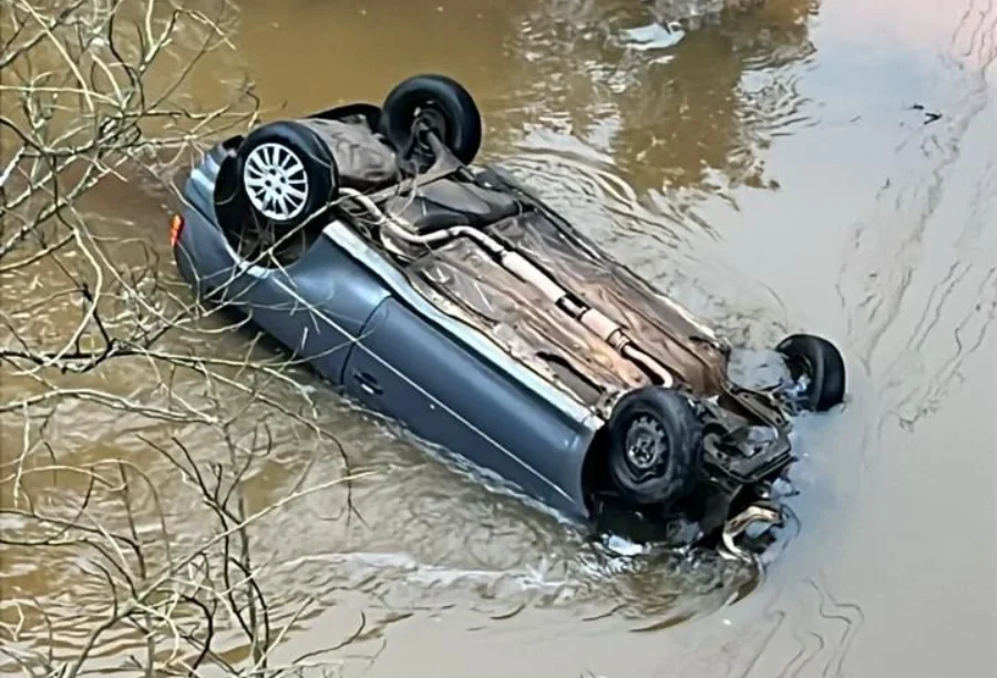 Forquilhinha_ Homem morre após carro cair de ponte em rio Carro tombado (virado de cabeça para baixo) submerso nas águas barrentas do rio em Forquilhinha, após cair da ponte.