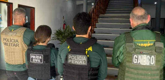 Agentes do GAECO, Polícia Militar, Polícia Civil e Polícia Penal reunidos, usando coletes táticos, durante a deflagração da Operação Trivium contra fraude em Timbé do Sul.