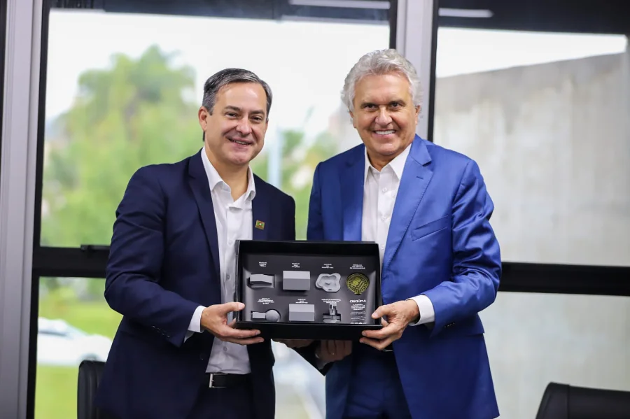 O prefeito de Criciúma, Vagner Espindola, e o governador de Goiás, Ronaldo Caiado, apertam as mãos durante a reunião no Paço Municipal Marcos Rovaris, com outros prefeitos da Amrec ao fundo.