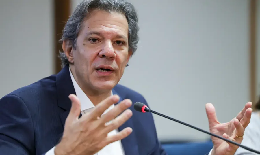 Haddad defende asfixia financeira do crime organizado Ministro da Fazenda, Fernando Haddad, gesticulando em um discurso, em close-up, defendendo publicamente a asfixia financeira como estratégia de combate ao crime organizado.
