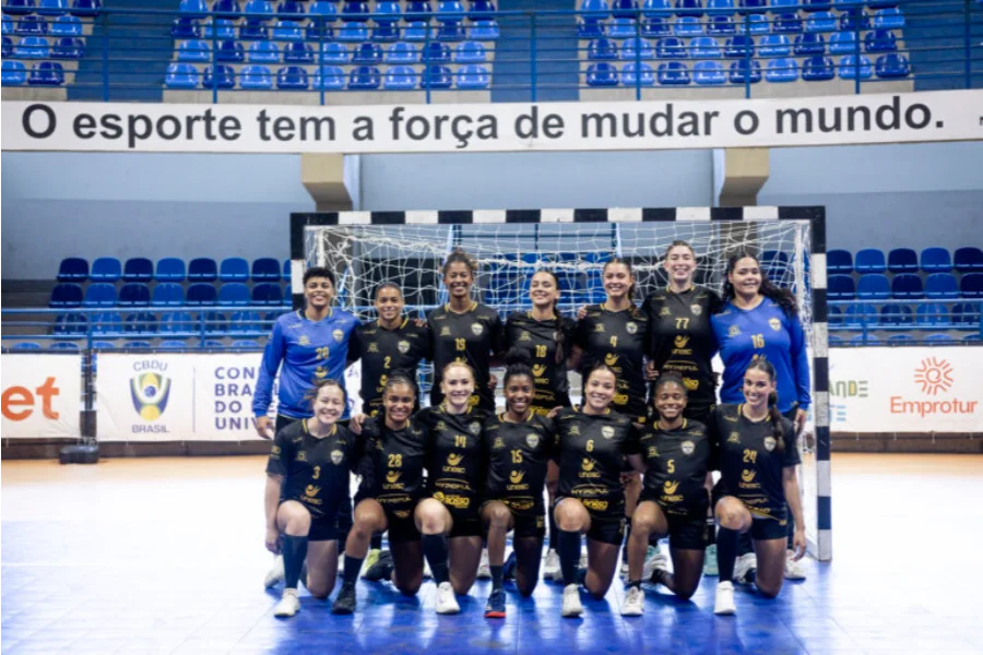 Jogadoras da equipe de Handebol da UNESC, campeãs do JUBs e classificadas para o mundial, celebrando a vitória de Criciúma.