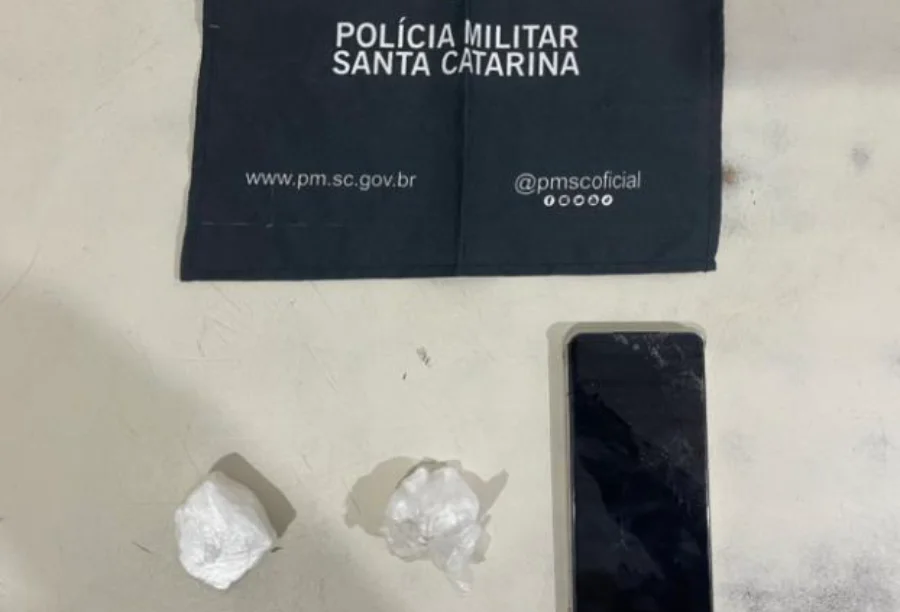 Homem é preso fazendo tele-entrega de drogas em Araranguá Pacotes de drogas e um celular, apreendidos pela Polícia Militar em Araranguá em flagrante de tele-entrega de entorpecentes.