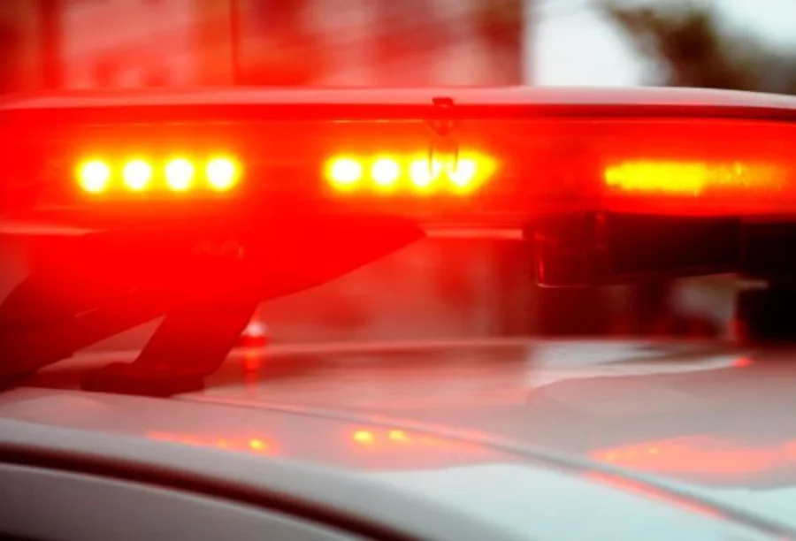 Homem é preso por descumprir medida protetiva em Araranguá Farol de emergência (giroflex) de uma viatura policial piscando em vermelho, indicando uma ação policial em Araranguá