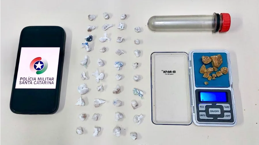 Homem é preso por tráfico em Cocal do Sul 39 pedras de crack e substância não fracionada apreendidas pela Polícia Militar em Cocal do Sul.