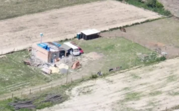 Homem é preso por tráfico na zona rural de Araranguá Vista aérea da casa simples na zona rural de Araranguá, em Campinho, onde um homem foi preso pela Polícia Civil por tráfico de drogas.