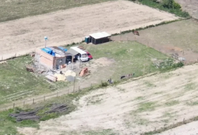 Homem é preso por tráfico na zona rural de Araranguá Vista aérea da casa simples na zona rural de Araranguá, em Campinho, onde um homem foi preso pela Polícia Civil por tráfico de drogas.