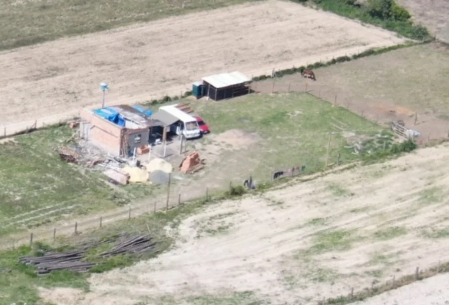 Homem é preso por tráfico na zona rural de Araranguá Vista aérea da casa simples na zona rural de Araranguá, em Campinho, onde um homem foi preso pela Polícia Civil por tráfico de drogas.