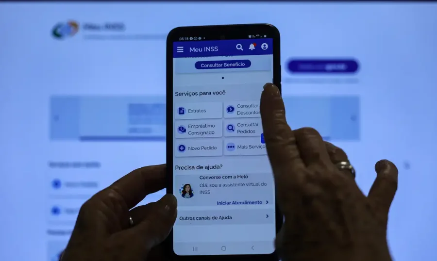 INSS alerta beneficiários sobre golpe na Prova de Vida Tela de celular exibindo o aplicativo