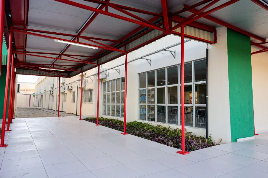 Ideb Governo de SC premiará 85 escolas com R$ 1,2 milhão Corredor moderno e recém-reformado de uma escola estadual de Santa Catarina, simbolizando as 85 escolas premiadas pelo Governo de SC pelo bom desempenho no IDEB.