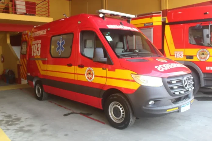 Idoso morre após colisão de bicicleta e moto em Sombrio Ambulância de resgate do Corpo de Bombeiros (imagem ilustrativa), representando a emergência após colisão de bicicleta e moto que resultou em morte em Sombrio.