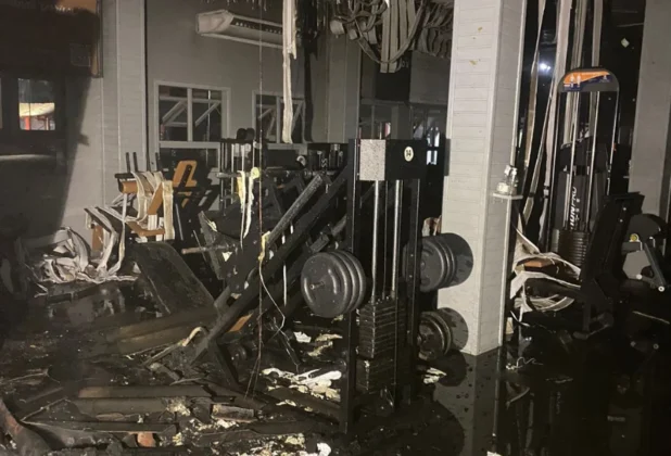 Interior da academia do Clube Grêmio Fronteira em Araranguá após ser atingida por um incêndio.