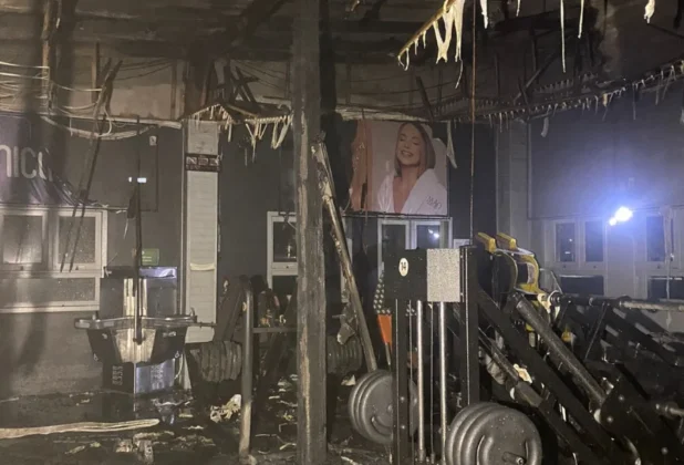 Interior da academia do Clube Grêmio Fronteira em Araranguá após ser atingida por um incêndio.
