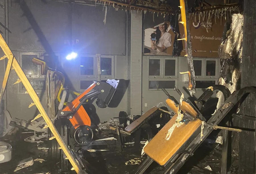 Interior da academia do Clube Grêmio Fronteira em Araranguá após ser atingida por um incêndio.