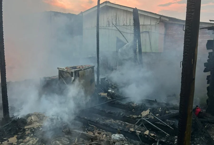 Residência totalmente tomada por chamas na Praia do Pescador, em Balneário Arroio do Silva, durante incêndio.