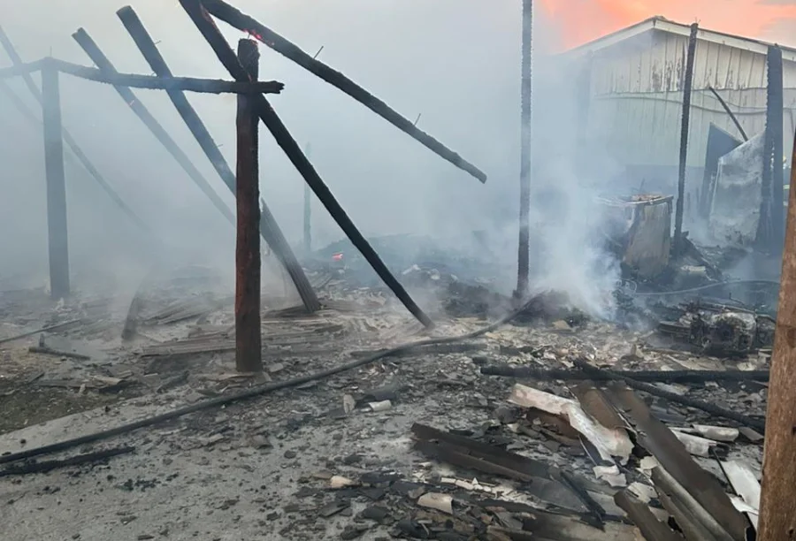 Residência totalmente tomada por chamas na Praia do Pescador, em Balneário Arroio do Silva, durante incêndio.