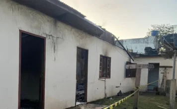 Incêndio destrói edícula em Balneário Gaivota Edícula com portas e telhado destruídos pelo fogo em Balneário Gaivota, com fita de isolamento amarela e preta no chão, após incêndio que a consumiu.