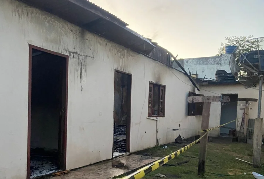 Incêndio destrói edícula em Balneário Gaivota Edícula com portas e telhado destruídos pelo fogo em Balneário Gaivota, com fita de isolamento amarela e preta no chão, após incêndio que a consumiu.