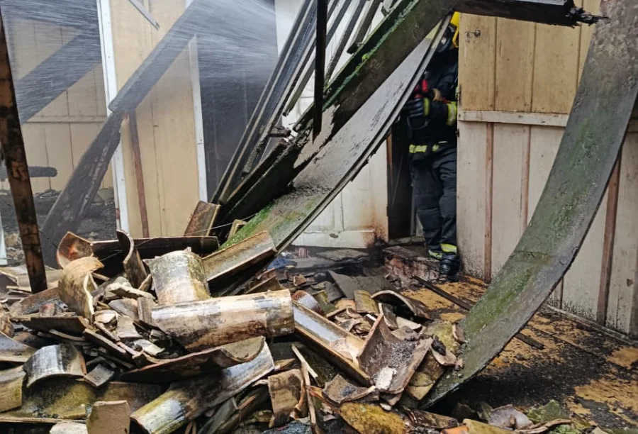 Incêndio em casa é controlado em Morro da Fumaça Bombeiros de Morro da Fumaça combatendo princípio de incêndio no assoalho de uma casa de madeira abandonada.