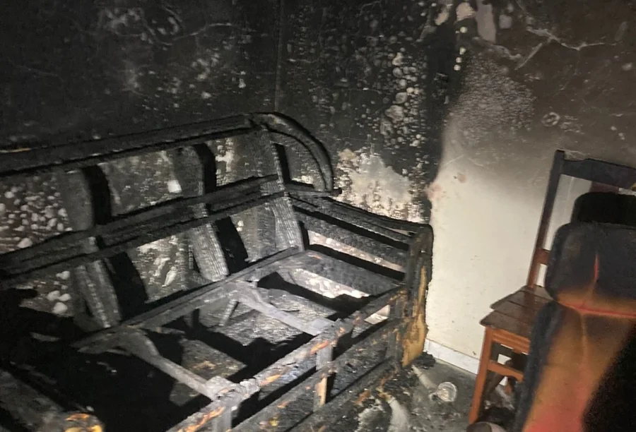Sofá completamente carbonizado e destruído pelo fogo, dentro da kitnet atingida por incêndio em Araranguá.