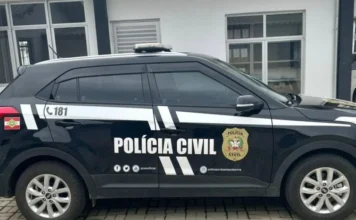 Jacinto Machado: Monitora é indiciada por maus-tratos em creche Viatura da Polícia Civil de Santa Catarina preta, representando a investigação e o indiciamento da monitora por maus-tratos em creche de Jacinto Machado.