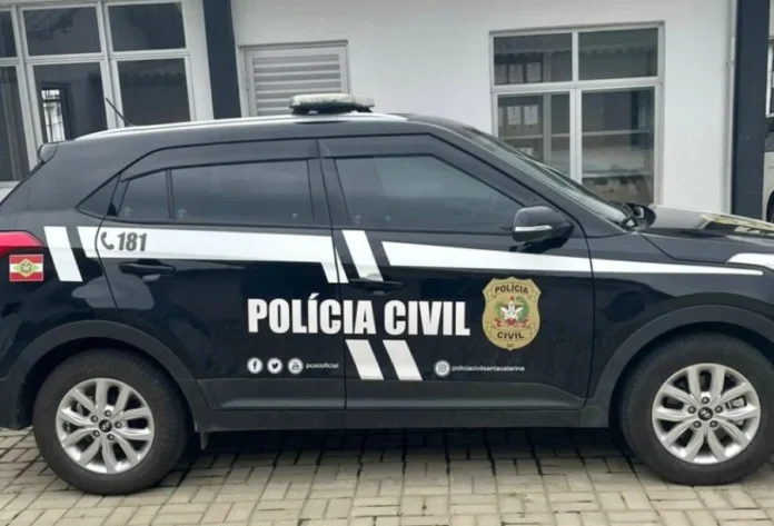 Jacinto Machado Monitora é indiciada por maus-tratos em creche Viatura da Polícia Civil de Santa Catarina preta, representando a investigação e o indiciamento da monitora por maus-tratos em creche de Jacinto Machado.