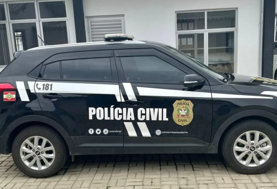 Viatura da Polícia Civil de Santa Catarina preta, representando a investigação e o indiciamento da monitora por maus-tratos em creche de Jacinto Machado.