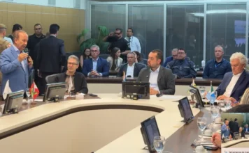 Jorginho Mello defende autonomia dos estados e critica União Governador Jorginho Mello discursando em reunião com governadores e autoridades de segurança, defendendo a autonomia dos estados no combate ao crime e criticando a União.