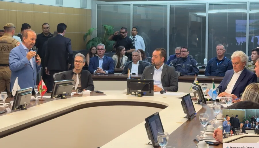 Jorginho Mello defende autonomia dos estados e critica União Governador Jorginho Mello discursando em reunião com governadores e autoridades de segurança, defendendo a autonomia dos estados no combate ao crime e criticando a União.