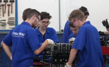 Jovem Aprendiz: SC tem saldo de 9,8 mil contratações Alunos do Jovem Aprendiz da FIESC/SENAI em aula prática de mecânica, em ambiente de curso técnico em SC.