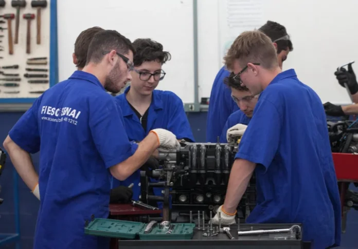 Jovem Aprendiz SC tem saldo de 9,8 mil contratações Alunos do Jovem Aprendiz da FIESC/SENAI em aula prática de mecânica, em ambiente de curso técnico em SC.
