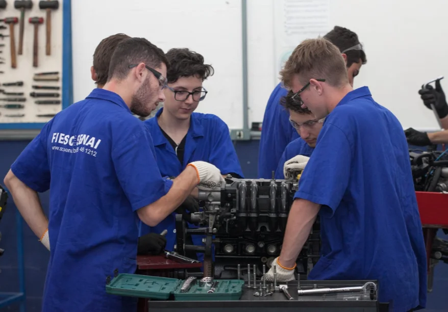Jovem Aprendiz SC tem saldo de 9,8 mil contratações Alunos do Jovem Aprendiz da FIESC/SENAI em aula prática de mecânica, em ambiente de curso técnico em SC.